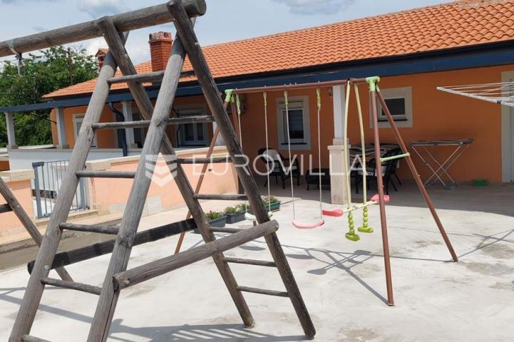 Istra, Tinjan, samostojeća kuća s bazenom i okućnicom 350m2