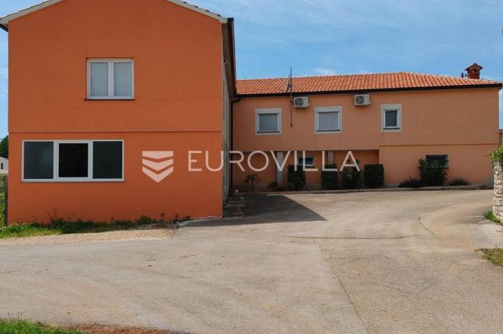 Istra, Tinjan, samostojeća kuća s bazenom i okućnicom 350m2