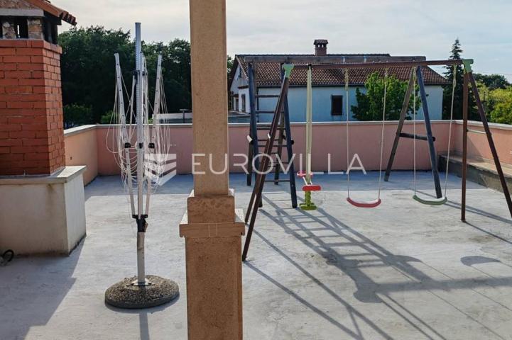 Istra, Tinjan, samostojeća kuća s bazenom i okućnicom 350m2
