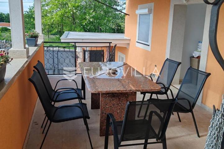 Istra, Tinjan, samostojeća kuća s bazenom i okućnicom 350m2