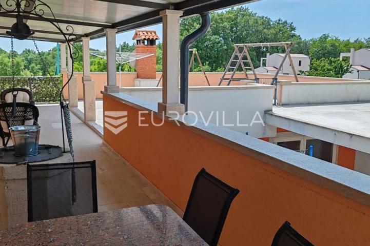 Istra, Tinjan, samostojeća kuća s bazenom i okućnicom 350m2