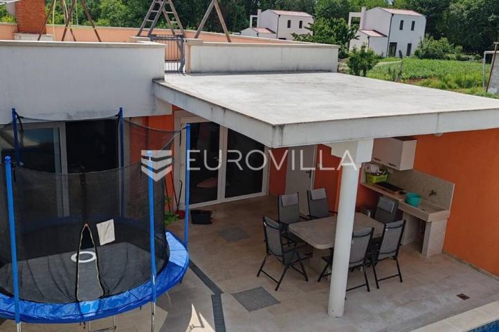 Istra, Tinjan, samostojeća kuća s bazenom i okućnicom 350m2