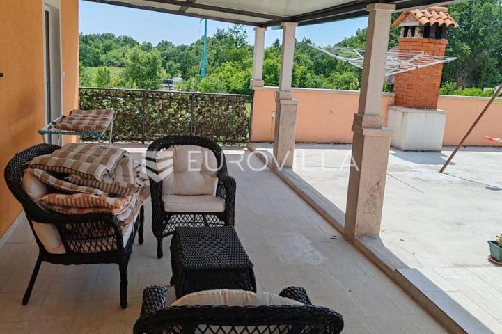 Istra, Tinjan, samostojeća kuća s bazenom i okućnicom 350m2