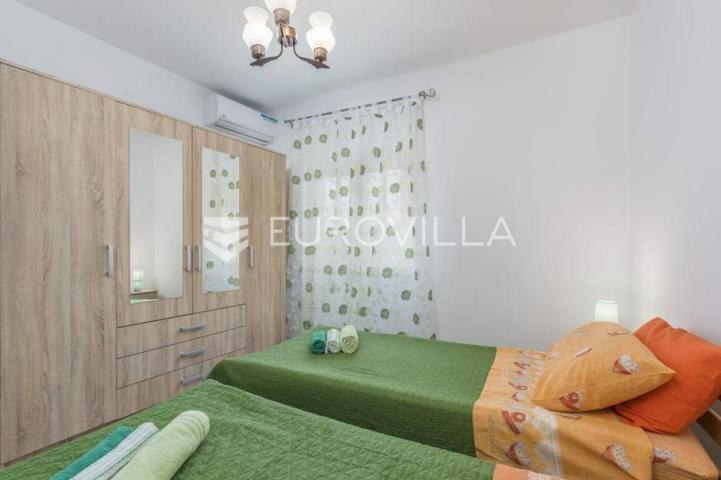 Istra, Tinjan, samostojeća kuća s bazenom i okućnicom 350m2