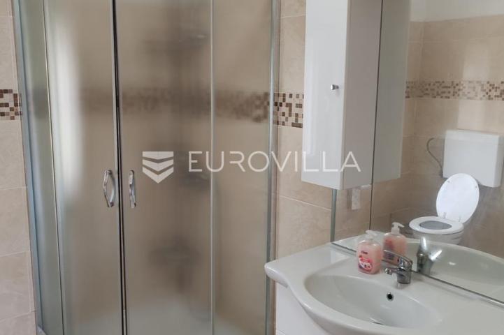 Istra, Tinjan, samostojeća kuća s bazenom i okućnicom 350m2