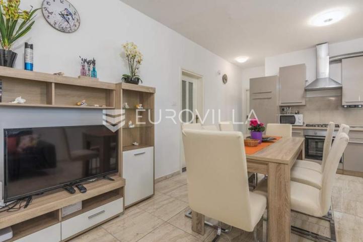 Istra, Tinjan, samostojeća kuća s bazenom i okućnicom 350m2
