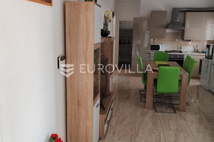 Istra, Tinjan, samostojeća kuća s bazenom i okućnicom 350m2