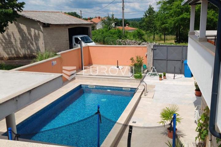 Istra, Tinjan, samostojeća kuća s bazenom i okućnicom 350m2