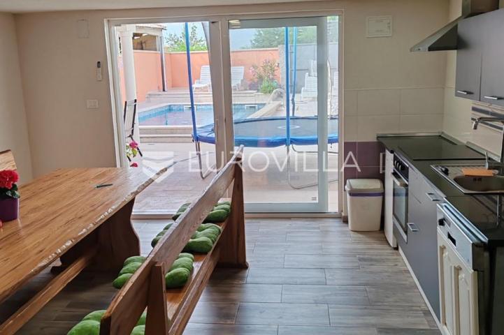 Istra, Tinjan, samostojeća kuća s bazenom i okućnicom 350m2