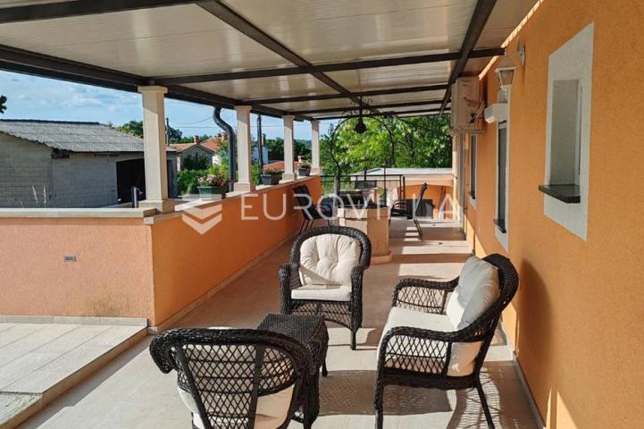 Istra, Tinjan, samostojeća kuća s bazenom i okućnicom 350m2