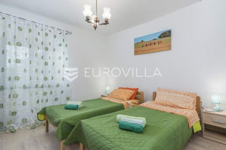 Istra, Tinjan, samostojeća kuća s bazenom i okućnicom 350m2