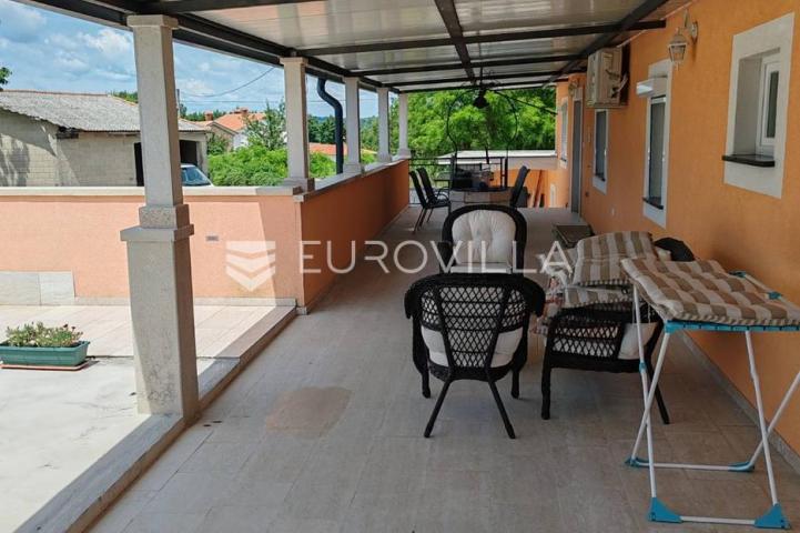 Istra, Tinjan, samostojeća kuća s bazenom i okućnicom 350m2