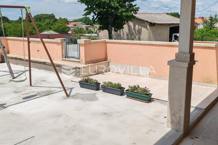 Istra, Tinjan, samostojeća kuća s bazenom i okućnicom 350m2