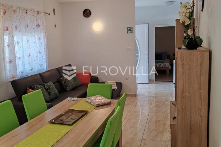 Istra, Tinjan, samostojeća kuća s bazenom i okućnicom 350m2