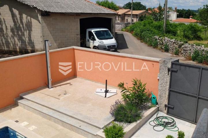 Istra, Tinjan, samostojeća kuća s bazenom i okućnicom 350m2