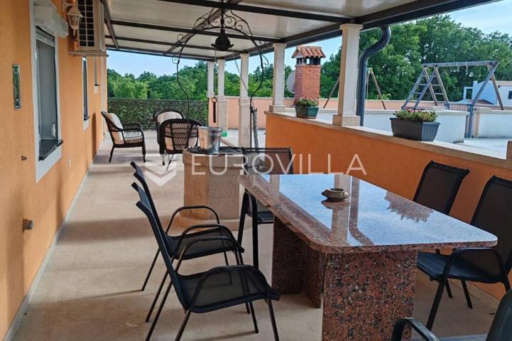 Istra, Tinjan, samostojeća kuća s bazenom i okućnicom 350m2