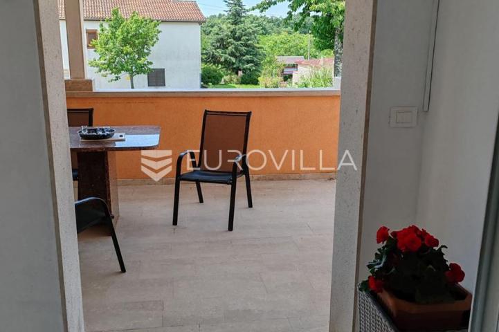 Istra, Tinjan, samostojeća kuća s bazenom i okućnicom 350m2