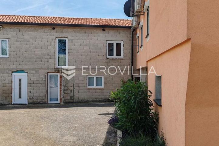 Istra, Tinjan, samostojeća kuća s bazenom i okućnicom 350m2