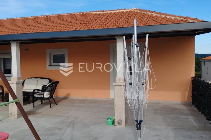 Istra, Tinjan, samostojeća kuća s bazenom i okućnicom 350m2