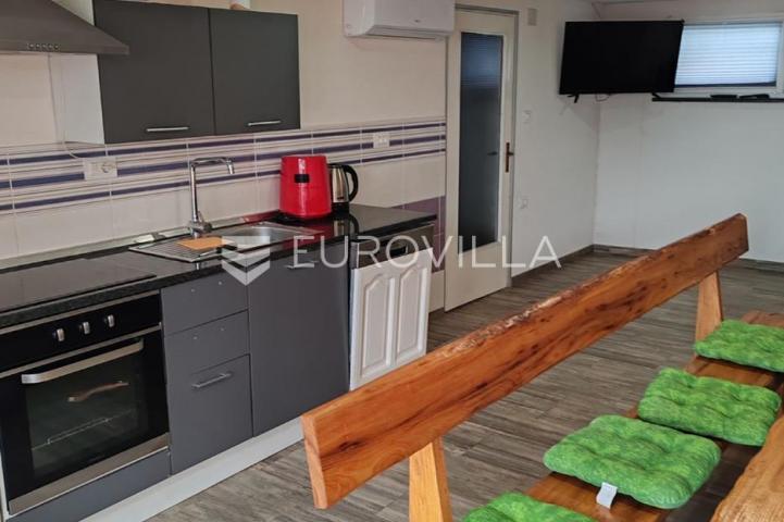 Istra, Tinjan, samostojeća kuća s bazenom i okućnicom 350m2