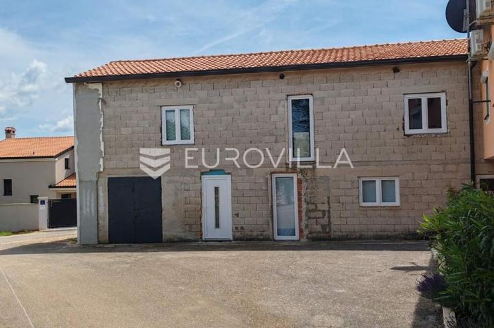 Istra, Tinjan, samostojeća kuća s bazenom i okućnicom 350m2