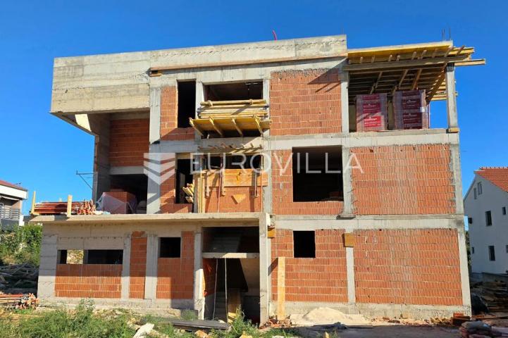 Vodice, NOVOGRADNJA, prekrasan jednosoban stan s vrtom, 61,70 m²