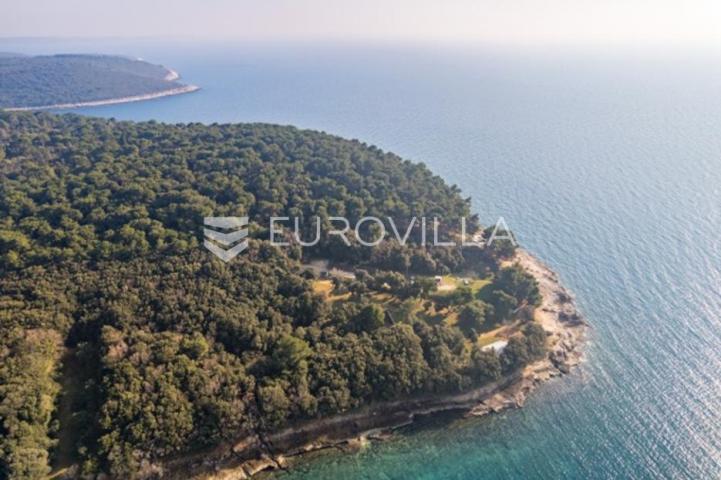 Istra, Banjole zemljište  2700 m2 prvi red do mora s dva legalizirana  objekta 67 m2 i 24 m2
