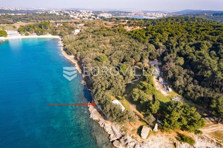 Istra, Banjole zemljište  2700 m2 prvi red do mora s dva legalizirana  objekta 67 m2 i 24 m2