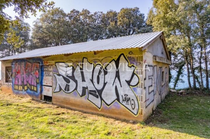 Istra, Banjole zemljište  2700 m2 prvi red do mora s dva legalizirana  objekta 67 m2 i 24 m2