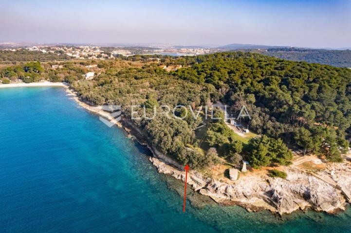 Istra, Banjole zemljište  2700 m2 prvi red do mora s dva legalizirana  objekta 67 m2 i 24 m2