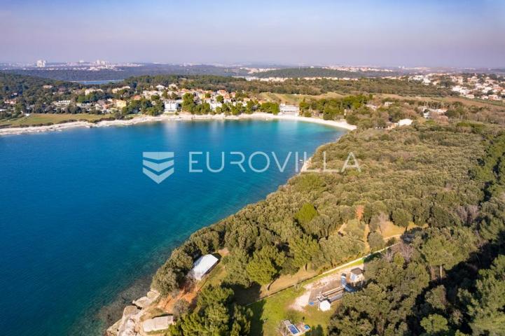 Istra, Banjole zemljište  2700 m2 prvi red do mora s dva legalizirana  objekta 67 m2 i 24 m2