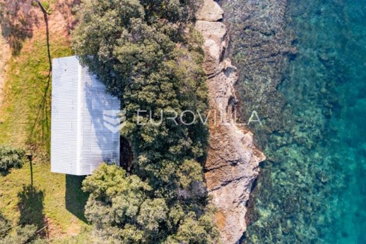 Istra, Banjole zemljište  2700 m2 prvi red do mora s dva legalizirana  objekta 67 m2 i 24 m2