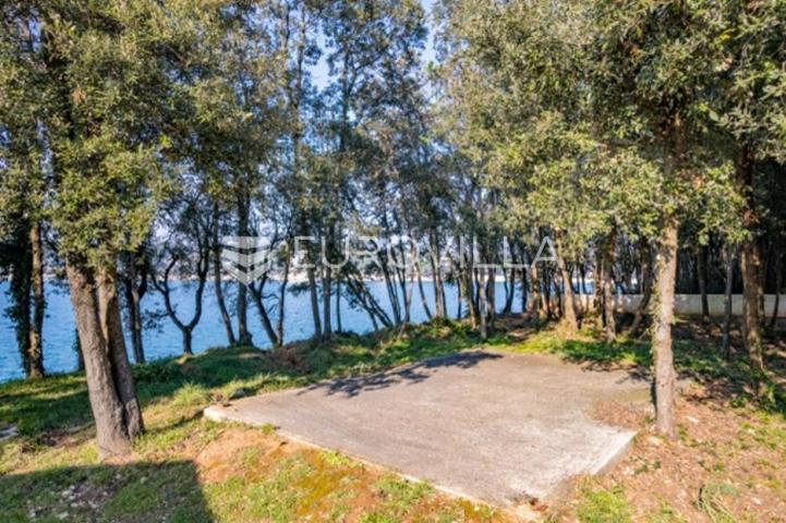 Istra, Banjole zemljište  2700 m2 prvi red do mora s dva legalizirana  objekta 67 m2 i 24 m2