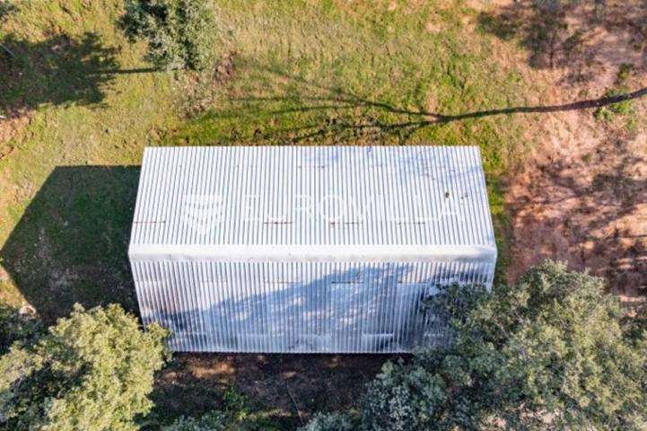 Istra, Banjole zemljište  2700 m2 prvi red do mora s dva legalizirana  objekta 67 m2 i 24 m2