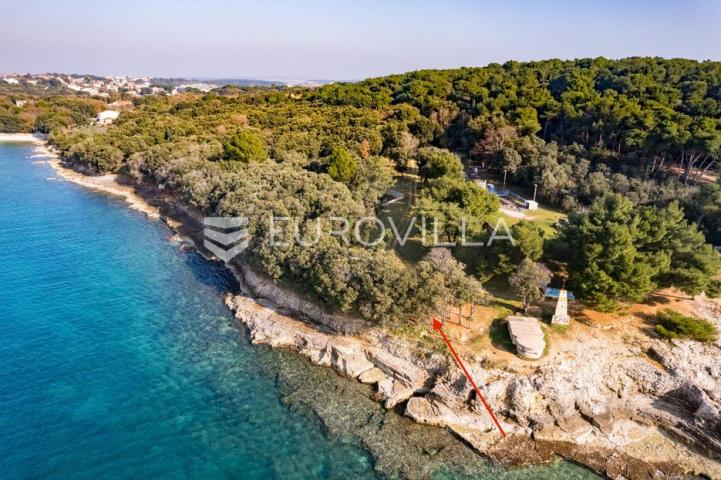 Istra, Banjole zemljište  2700 m2 prvi red do mora s dva legalizirana  objekta 67 m2 i 24 m2