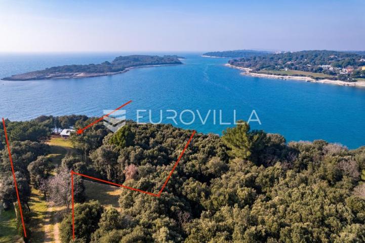 Istra, Banjole zemljište  2700 m2 prvi red do mora s dva legalizirana  objekta 67 m2 i 24 m2