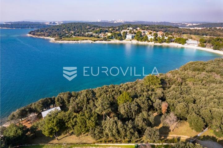Istra, Banjole zemljište  2700 m2 prvi red do mora s dva legalizirana  objekta 67 m2 i 24 m2