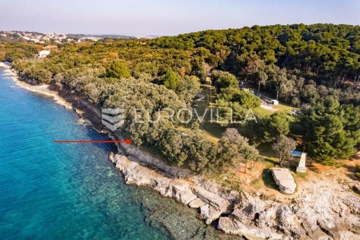 Istra, Banjole zemljište  2700 m2 prvi red do mora s dva legalizirana  objekta 67 m2 i 24 m2