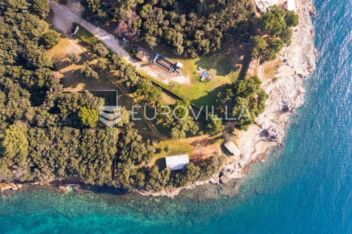 Istra, Banjole zemljište  2700 m2 prvi red do mora s dva legalizirana  objekta 67 m2 i 24 m2