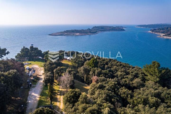 Istra, Banjole zemljište  2700 m2 prvi red do mora s dva legalizirana  objekta 67 m2 i 24 m2