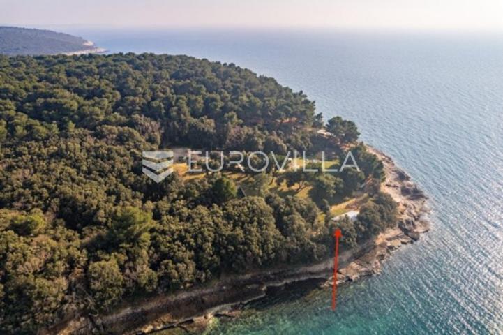 Istra, Banjole zemljište  2700 m2 prvi red do mora s dva legalizirana  objekta 67 m2 i 24 m2