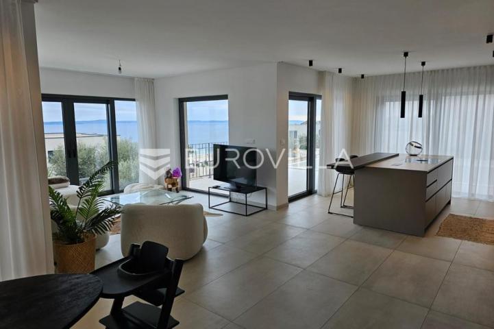 Podstrana, vila s 4 sobe, bazenom i panoramskim pogledom na more