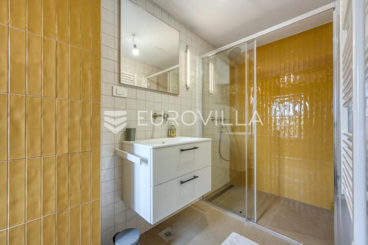 Istra, Višnjan - Kamena kuća 350 m2 smještena na zemljistu 7150 m2 sa pogledom na more