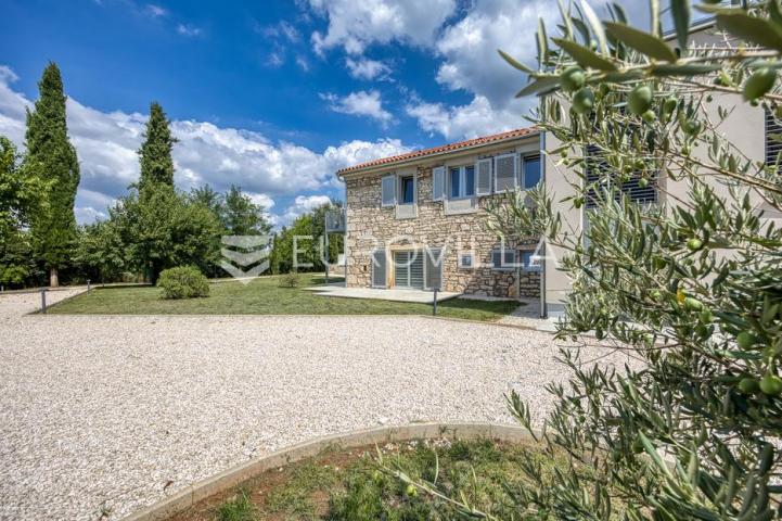 Istra, Višnjan - Kamena kuća 350 m2 smještena na zemljistu 7150 m2 sa pogledom na more