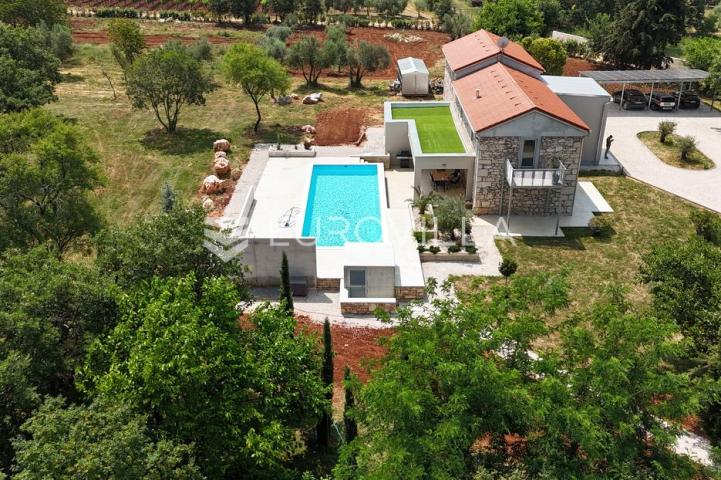 Istra, Višnjan - Kamena kuća 350 m2 smještena na zemljistu 7150 m2 sa pogledom na more