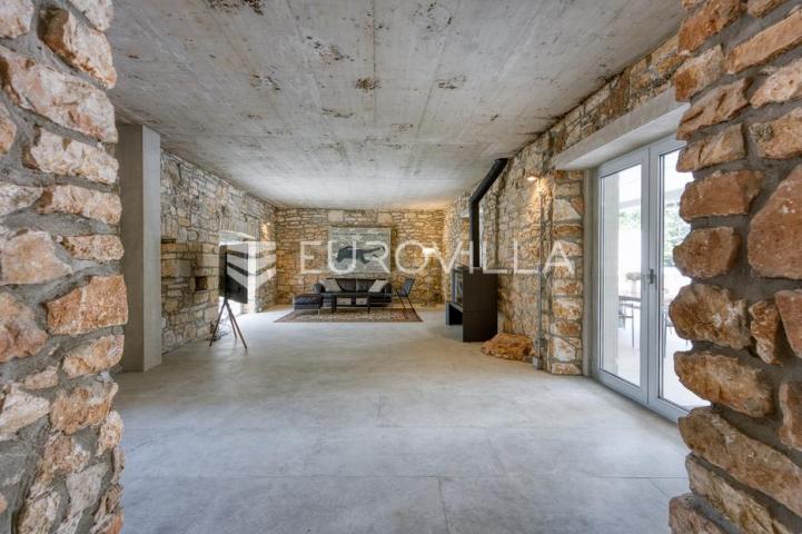Istra, Višnjan - Kamena kuća 350 m2 smještena na zemljistu 7150 m2 sa pogledom na more