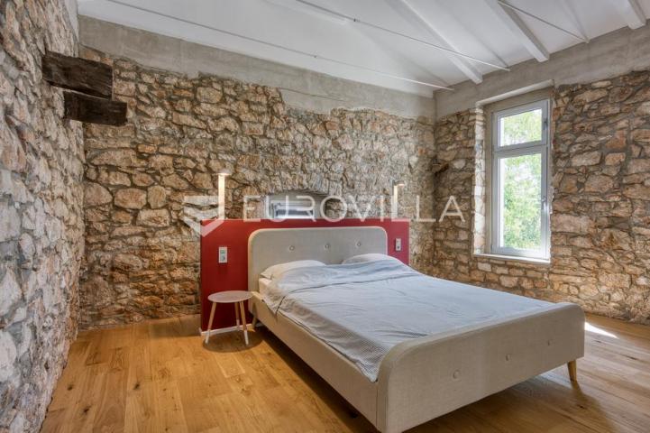 Istra, Višnjan - Kamena kuća 350 m2 smještena na zemljistu 7150 m2 sa pogledom na more