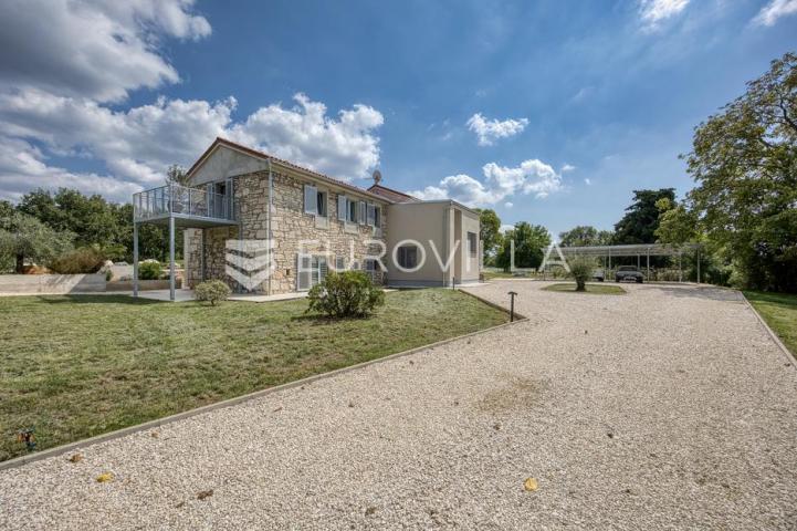 Istra, Višnjan - Kamena kuća 350 m2 smještena na zemljistu 7150 m2 sa pogledom na more
