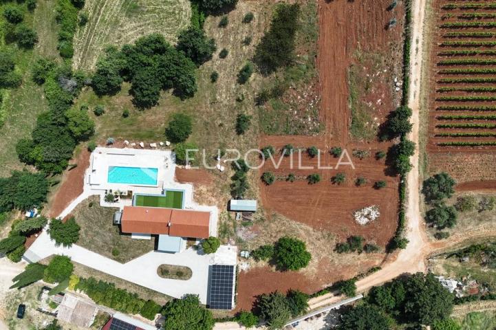 Istra, Višnjan - Kamena kuća 350 m2 smještena na zemljistu 7150 m2 sa pogledom na more