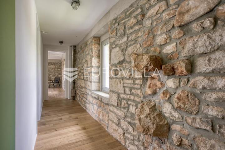 Istra, Višnjan - Kamena kuća 350 m2 smještena na zemljistu 7150 m2 sa pogledom na more